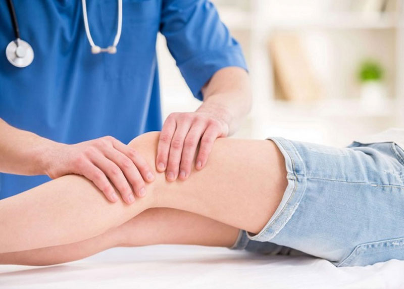 Orthopaedist checks a patient's knee